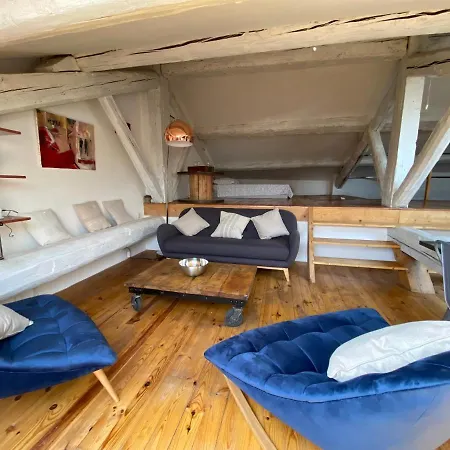 Apartment Atypique Sous Les Toits D'avignon Au Coeur De L'intra-muros Avec Parking *