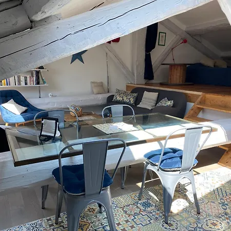 Atypique Sous Les Toits D'avignon Au Coeur De L'intra-muros Avec Parking Apartment