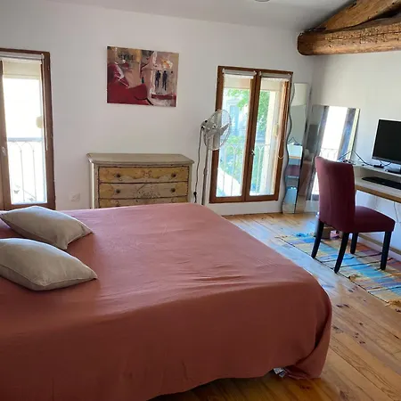 Apartment Atypique Sous Les Toits D'avignon Au Coeur De L'intra-muros Avec Parking
