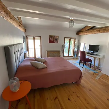 Apartment Atypique Sous Les Toits D'avignon Au Coeur De L'intra-muros Avec Parking *
